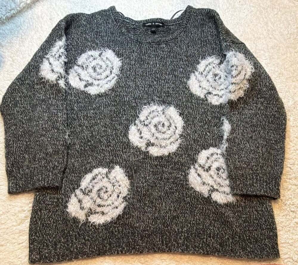 Cable & Gauge Gray Fuzzy Knit Sweater with White Rose Patterns Size L